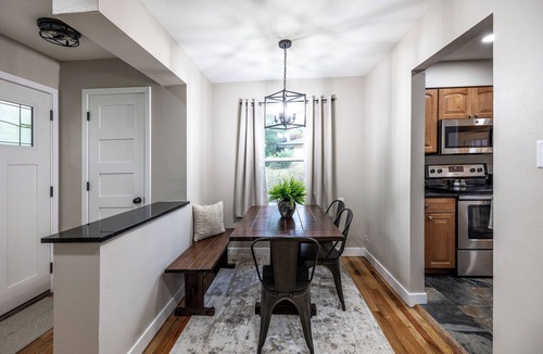 West Des Moines House | Charming Newly Renovated 3BR retreat – West Des Moines comfort!