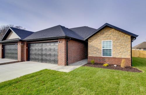 Ozark House | Charming Ozark Abode w/Yard & Pool Access