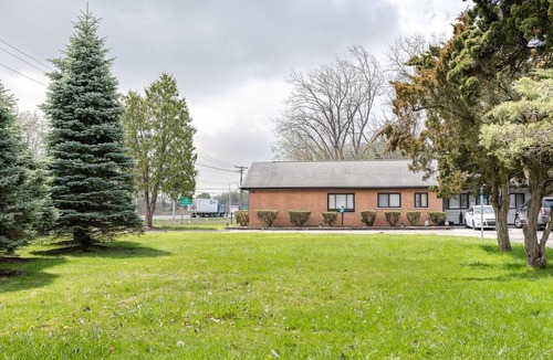 Riverview Apartment | Charming Room w/Private Bath & Wi-fi in Brownstown!