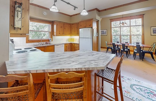 The Blue Mountains Apartment | Charming spacious condo w/access to shared pool