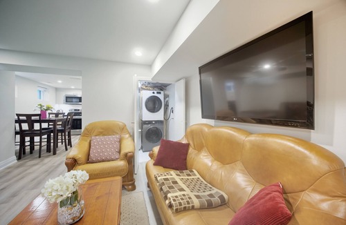 Streetsville Apartment | Charming Streetsville 2BR Suite-Parking & Laundry