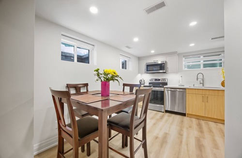 Streetsville Apartment | Charming Streetsville 2BR Suite-Parking & Laundry