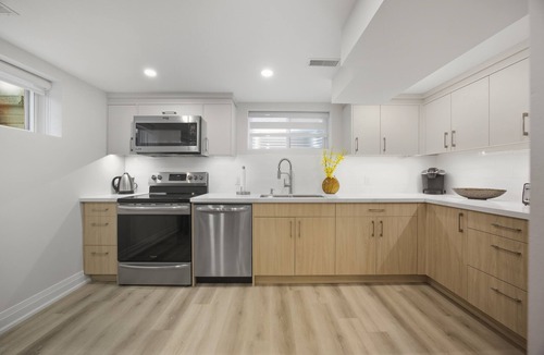Streetsville Apartment | Charming Streetsville 2BR Suite-Parking & Laundry