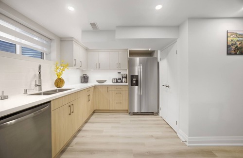 Streetsville Apartment | Charming Streetsville 2BR Suite-Parking & Laundry