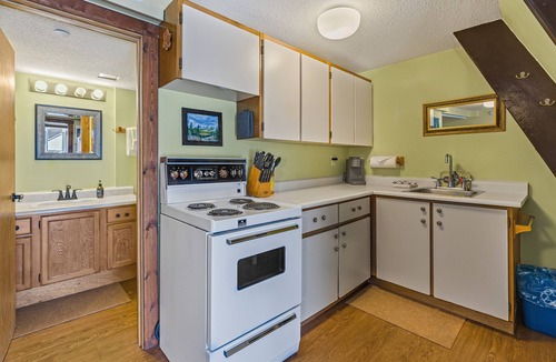 Silver Star Mountain Hotel | Charming Studio Suite w/Deck, BBQ & Ski Locker – Ideal for small groups!