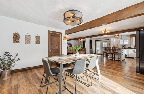 Cayamant Ski Chalet | Charming waterfront cottage - pets welcome!