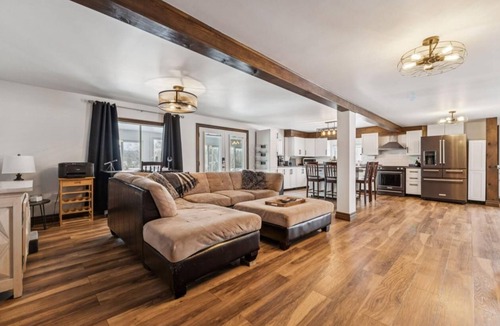 Cayamant Ski Chalet | Charming waterfront cottage - pets welcome!