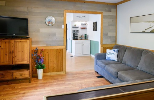 Mississippi Mills House | Charming Winter Cabin Retreat with Patio & Firepit