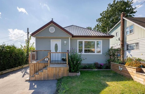 Oshawa House | Cheerful 1-Master Bedroom With Separate Entrance