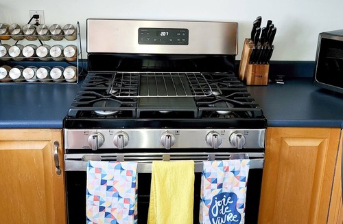 Inner Harbour House | Cheerful 2 bedroom downtown house with parking