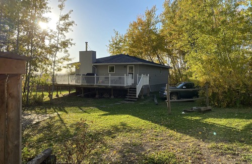 Big River Cottage | Cheerful 3 Bedroom Cottage with Fireplace.