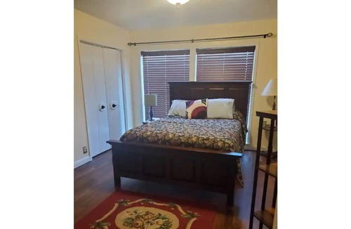 Durant House | Cheerful 3 bedroom 2 bathroom home.