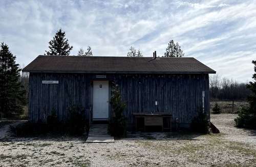 Tobermory Cabin | Cheerful cabin with free parking cabin 0