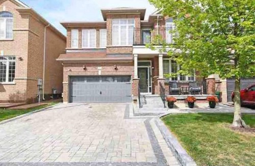 Mount Pleasant Villa | Cheerful home Brampton/Toronto