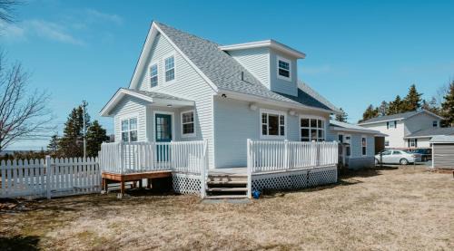 Conception Bay South House | Cherry Lane Cottage | 3 Bed & 2 Bath