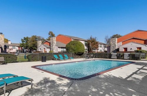 Addison Apartment | Chic 2-bedroom apartment with pool, fitness room in vibrant Addison