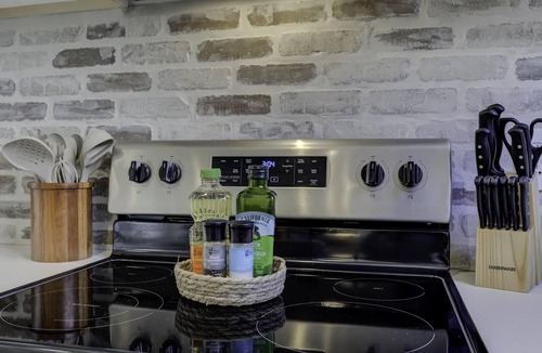 New Pathways Apartment | Chic 2BR Midtown Retreat: Your Gateway to Memphis Magic!