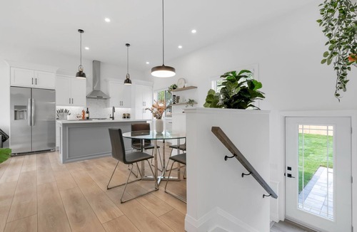 Bowmanville Apartment | Chic Bespoke 4BR Home: King Beds&Fully Fenced Bkyd