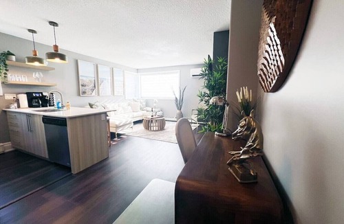 South London Apartment | Chic Boho Retreat | Minutes from Downtown London