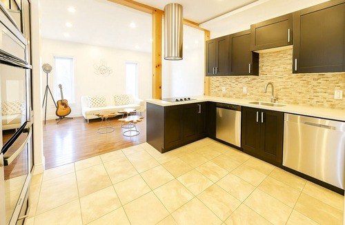 Whitchurch-Stouffville House | Chic Lakefront Summer Escape