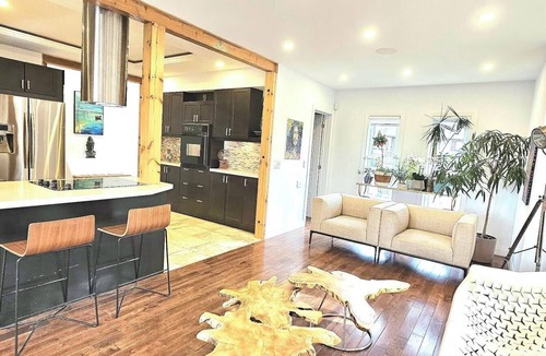 Whitchurch-Stouffville House | Chic Lakefront Summer Escape