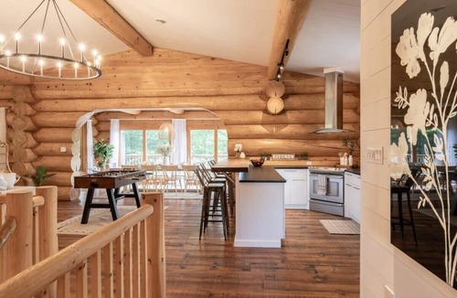 Val-des-Lacs Ski Chalet | Chic Log Chalet, Fire pit & Hot Tub Near Tremblant