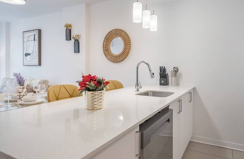 Cite Multimedia Apartment | Chic Modern Basilica Boutique - Square Victoria