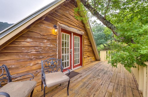 Tarpley Apartment | Chic 'Tree House' Studio ~ 24 Mi to Bandera!