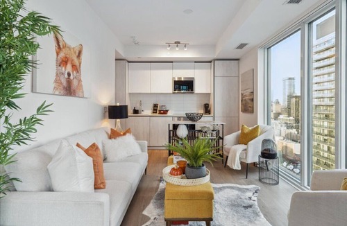 Wellington Place Apartment | Chill Island - CN Tower Vibes downtown Toronto with 3 bedrooms & free parking!