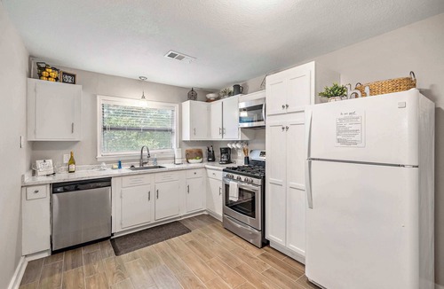 Pasadena House | City Gateway 3BR Base: Large Yard & Parking