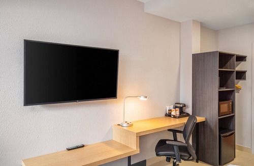Winnipeg Hotel | Clarion Pointe