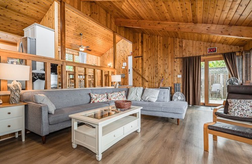 Northern Bruce Peninsula Cottage | Classic waterfront cottage & sauna near trails