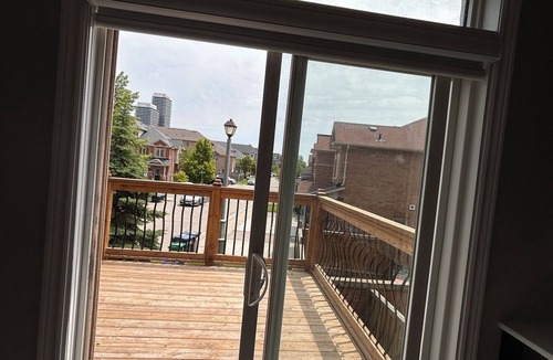 Brampton House | Clean home sleep 13+wifi Netflix parking 7beds