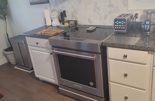 Welland House | Clean, quite, comfortable home away from home, 20 mins to Niagara Falls Casino.