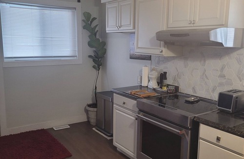 Welland House | Clean, quite, comfortable home away from home, 20 mins to Niagara Falls Casino.