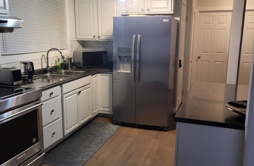 Welland House | Clean, quite, comfortable home away from home, 20 mins to Niagara Falls Casino.