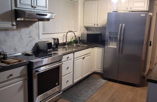 Welland House | Clean, quite, comfortable home away from home, 20 mins to Niagara Falls Casino.