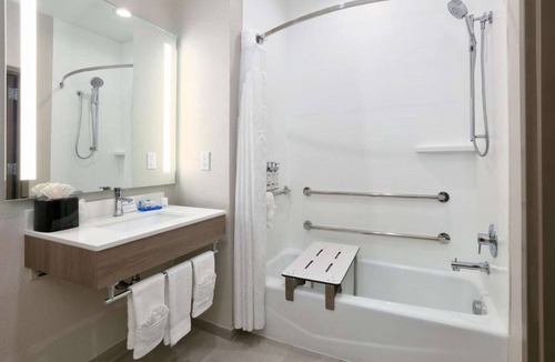 Far North Dallas Hotel | Close to Addison Circle Park + Gym & Pool
