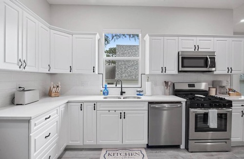 Omaha House | Close to Everything Omaha - Spacious 5BR Retreat