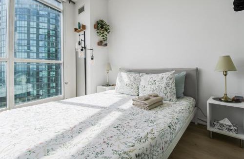 Fort York Apartment | CN Tower Lux Suites - GYM - Pool - Hot Tub - Yoga - Steps to Toronto Stadium & MAJOR INTERNATIONAL SPORTING EVENT Fan Fest