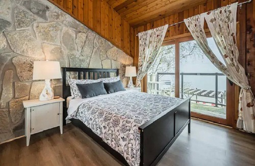 Northern Bruce Peninsula Cottage | Cobblestone Waterfront cottage 4 Bedrooms, 2 Bathrooms, Sauna at Lion Head