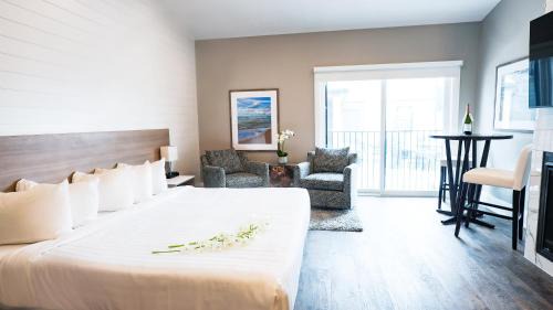 Grand Bend Hotel | Colonial Hotel & Suites