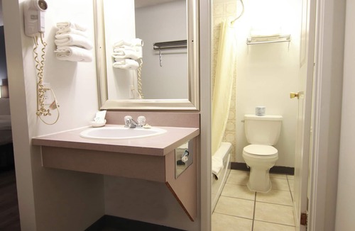 Brandon Hotel | Colonial Inn