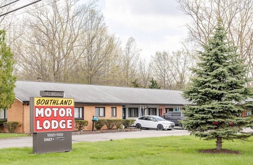 Riverview Apartment | Comfortable Brownstown Stay – Queen Bed and Private Bath