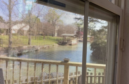 Lake Hamilton Apartment | Come and enjoy this 2 bedroom apartment on lake Hamilton ! Sit outside on deck