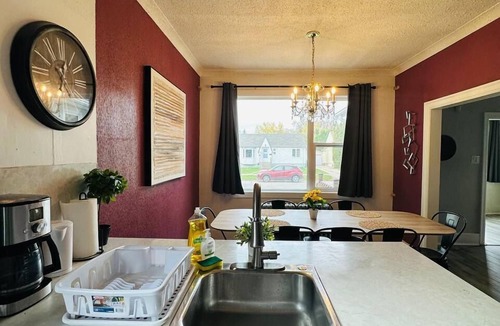 St. James House | Come in a large group/Sleeps 14/7 Min to Airport