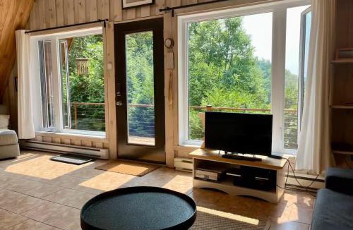Saint-Aime-du-Lac-des-Iles Ski Chalet | Comfort & Lake Access - Au Pic du Lac