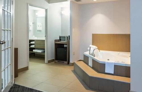 Barrie Hotel | Comfort Inn & Suites Barrie