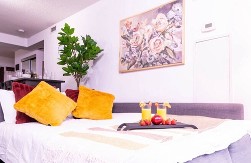 Bathurst Quay Hotel | Comfort Suites - 10 minutes to Rogers Centre