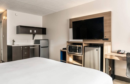 Kingston Hotel | Comfort Suites Kingston Central